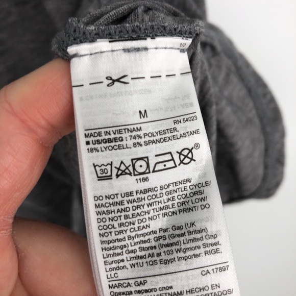 GapFit Breathe Womens Tee Size Medium Heather Gray Roll Sleeve Side Slit Workout - Picture 8 of 14